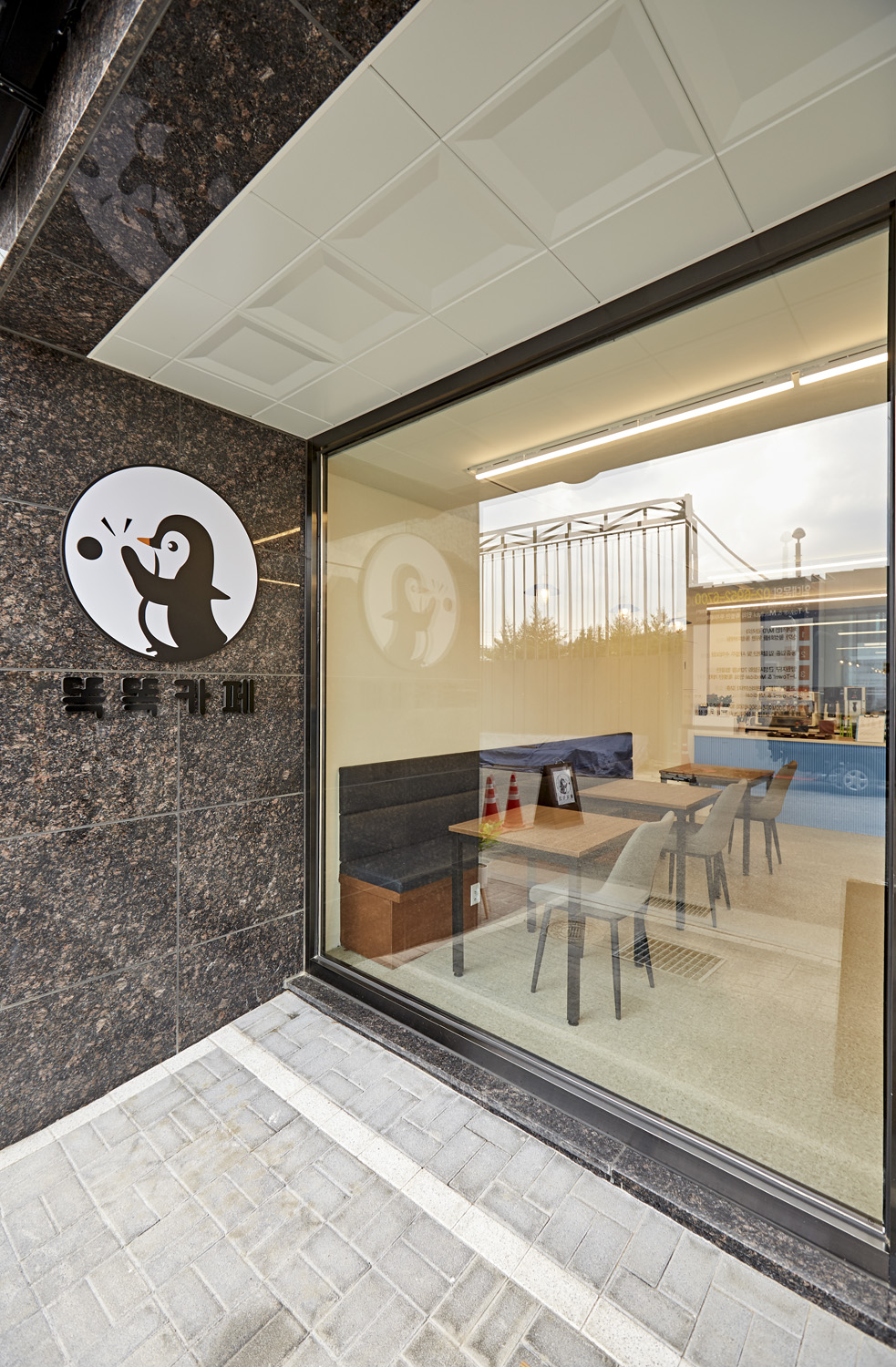 简约时尚的 14 平米咖啡厅设计-11