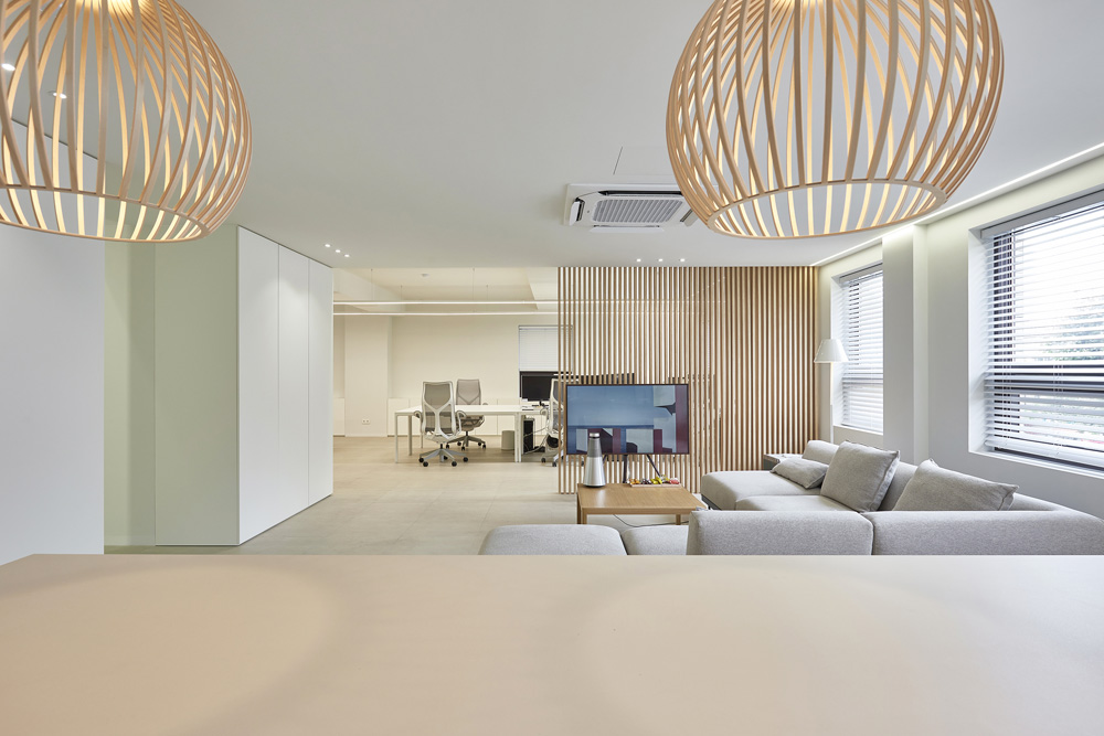 白色与木色，打造高级办公室空间-15