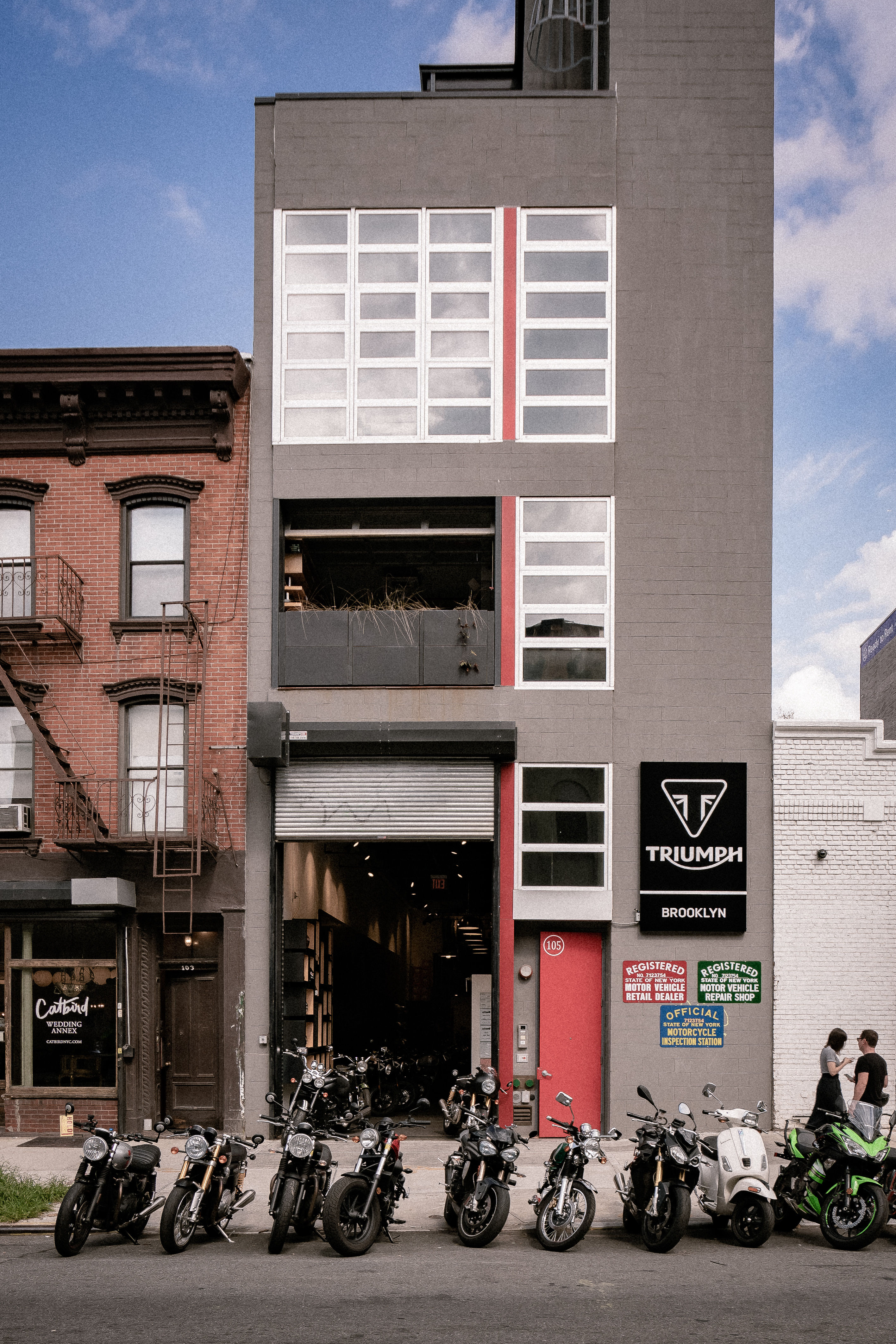 工业风与现代激情交融的 Triumph 威廉斯堡展厅-16