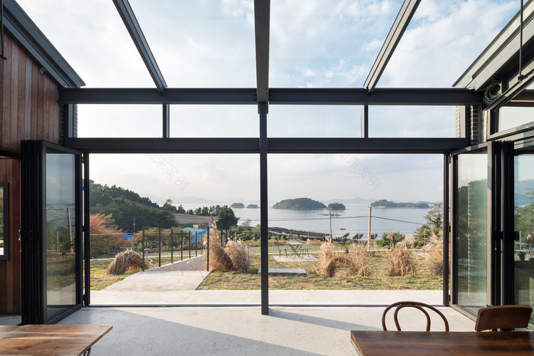 融入自然的简约咖啡馆-40