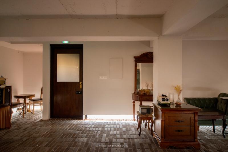 22 坪卡啡厅，素雅白诠释轻松氛围-6