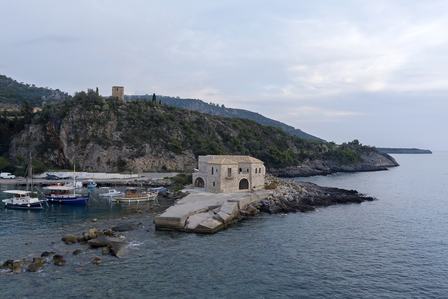 希腊 Kardamili 海滨历史建筑的现代重生丨Etsi Architects-12