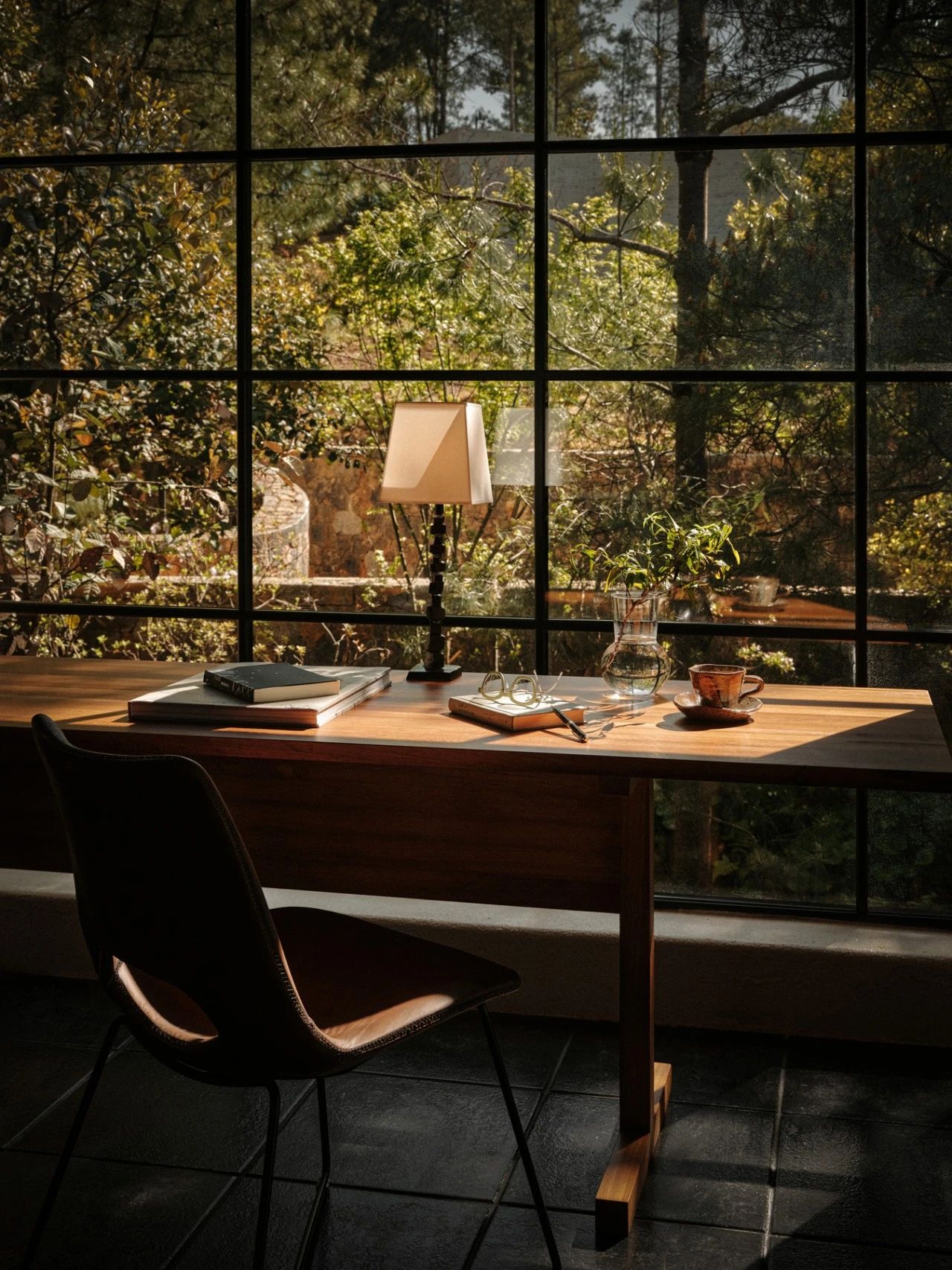 在洱海边爆红后，八旬用12年造伙山酒店，一砖一石皆用情-37