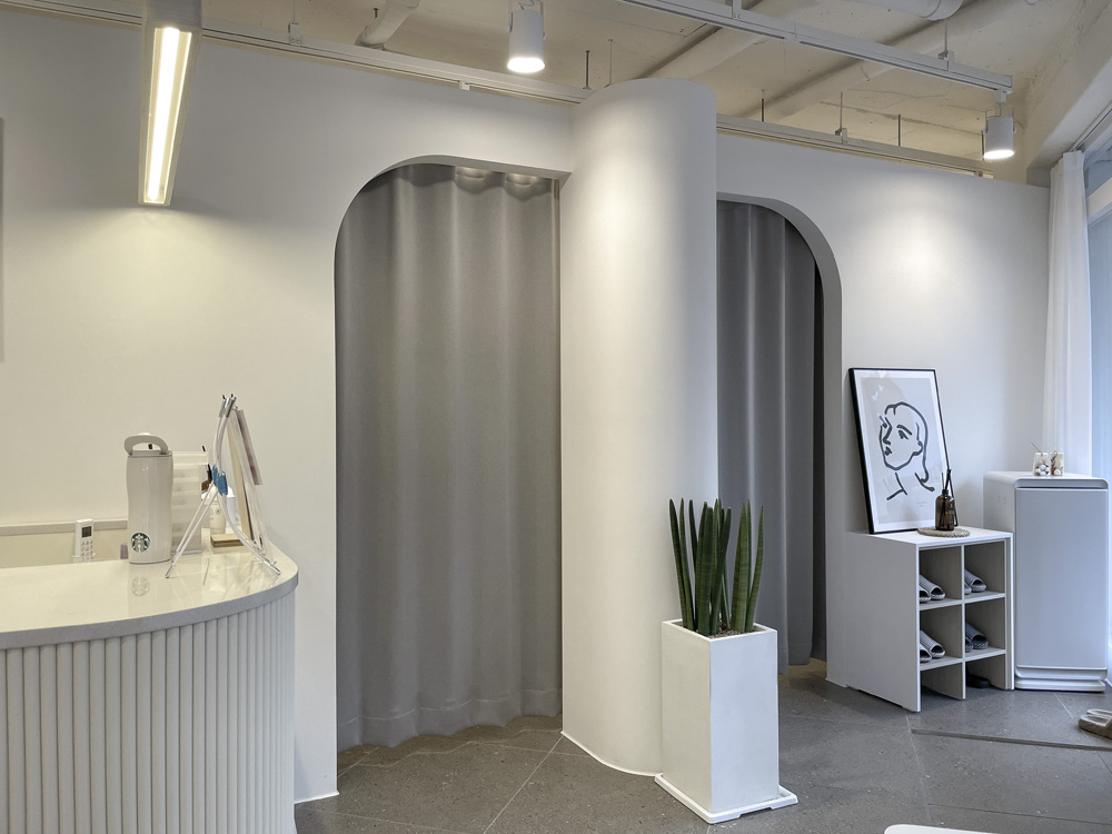 小巧精致的 grey&beige 咖啡厅室内设计-7