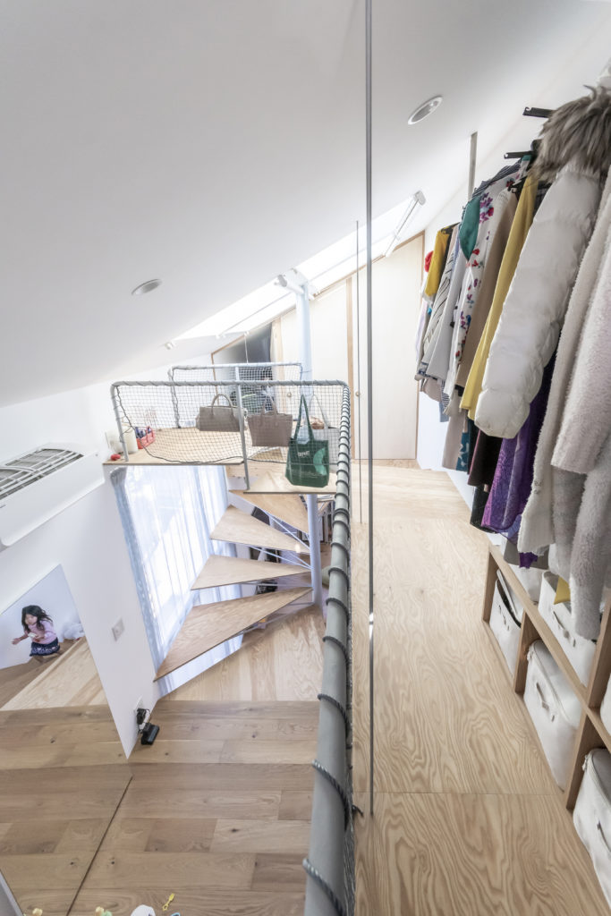 真ん中に螺旋階段のある家中庭のような階段を中心に明るく広く暮らす | Architecture | 100%LiFE-10