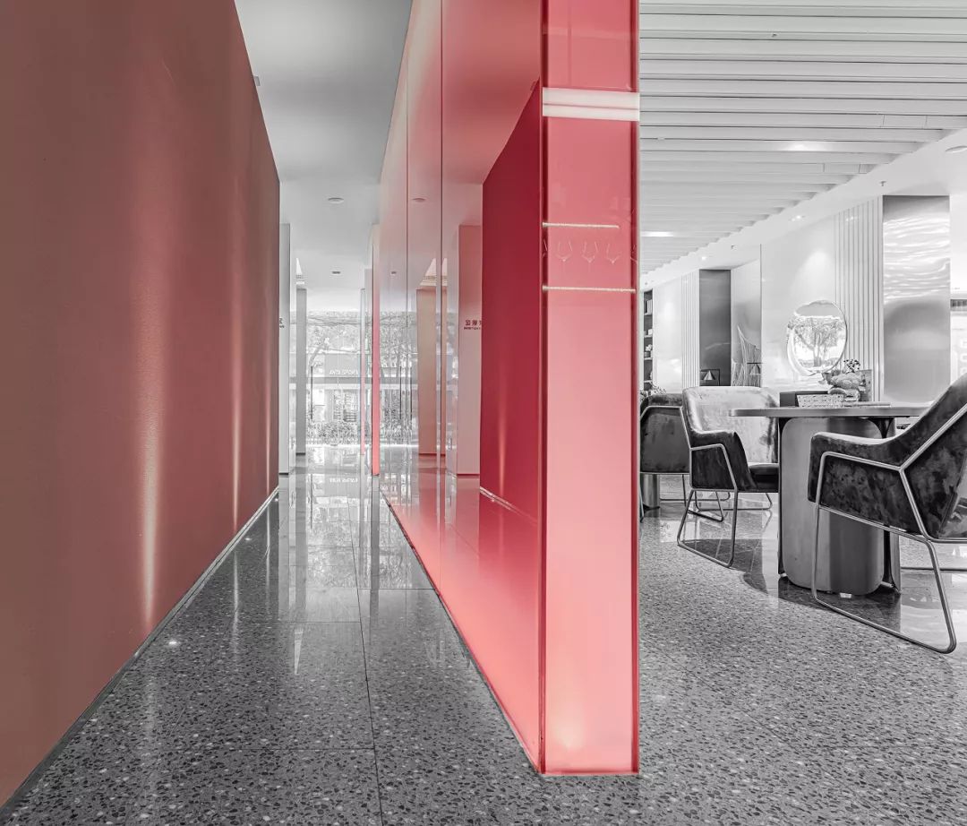 江旅都市方舟营销中心 | 红灰碰撞的年轻活力空间-5