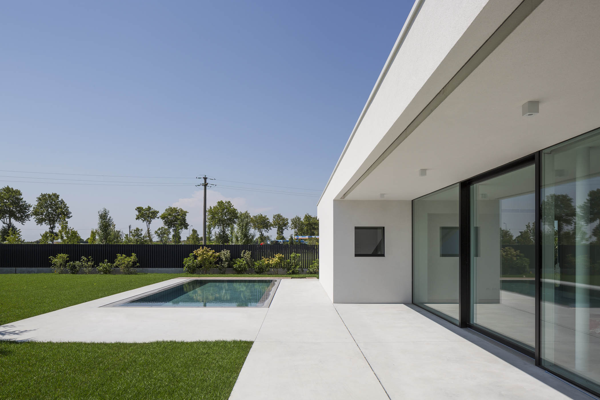 现代简约风格别墅设计，融入自然与私密空间-5