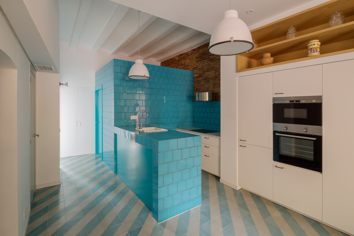 翻新公寓诠释“床与蓝色”的设计哲学-0