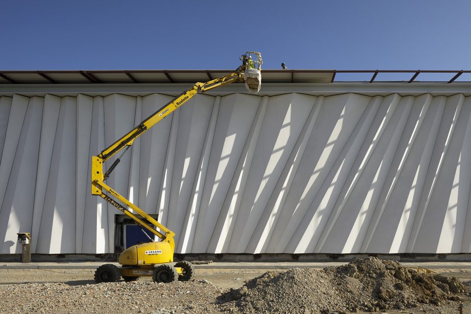 西班牙旧工厂翻新,韵律几何新风貌-19