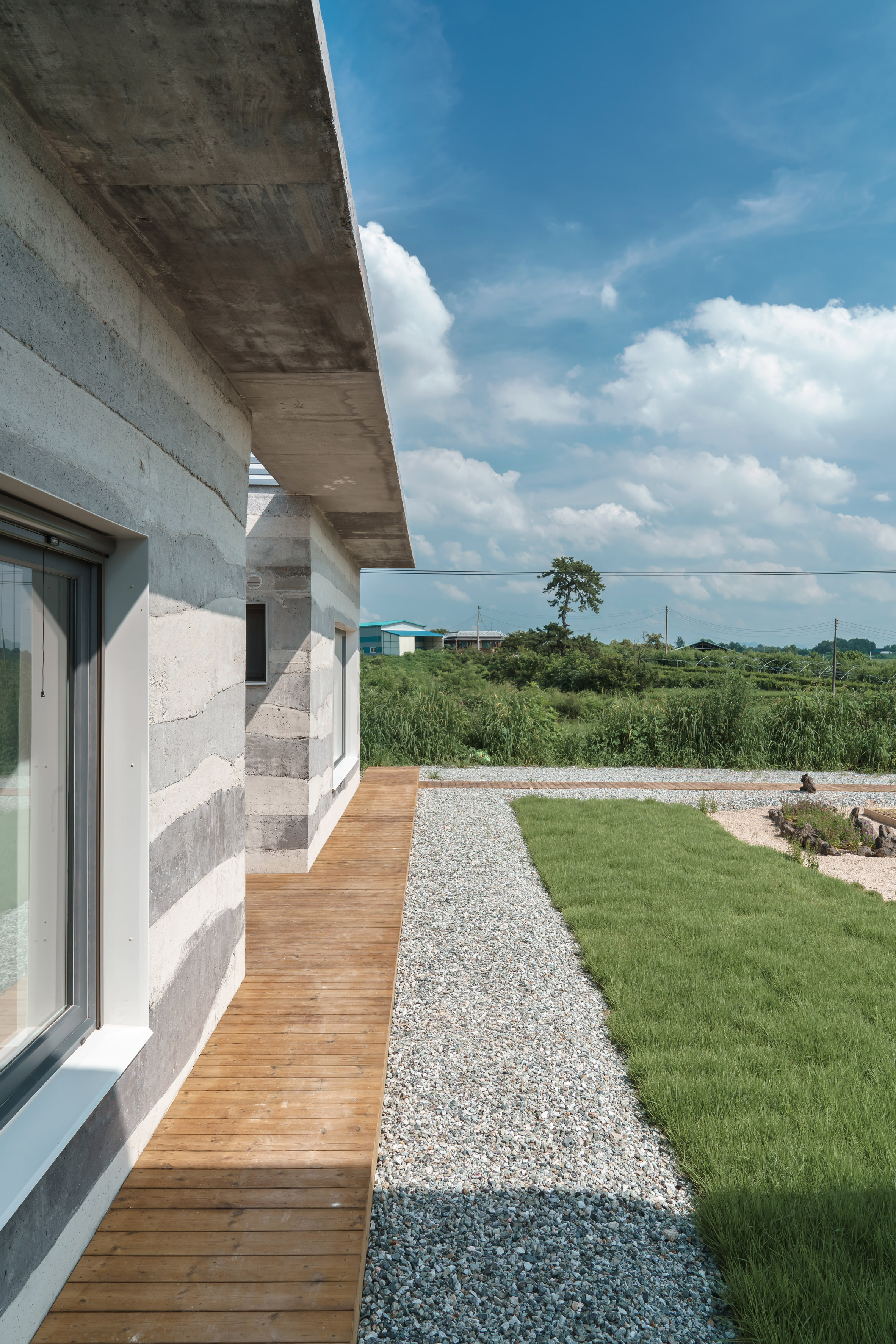 STPMJ layers concrete mixes to form striped walls at Stratum House-8