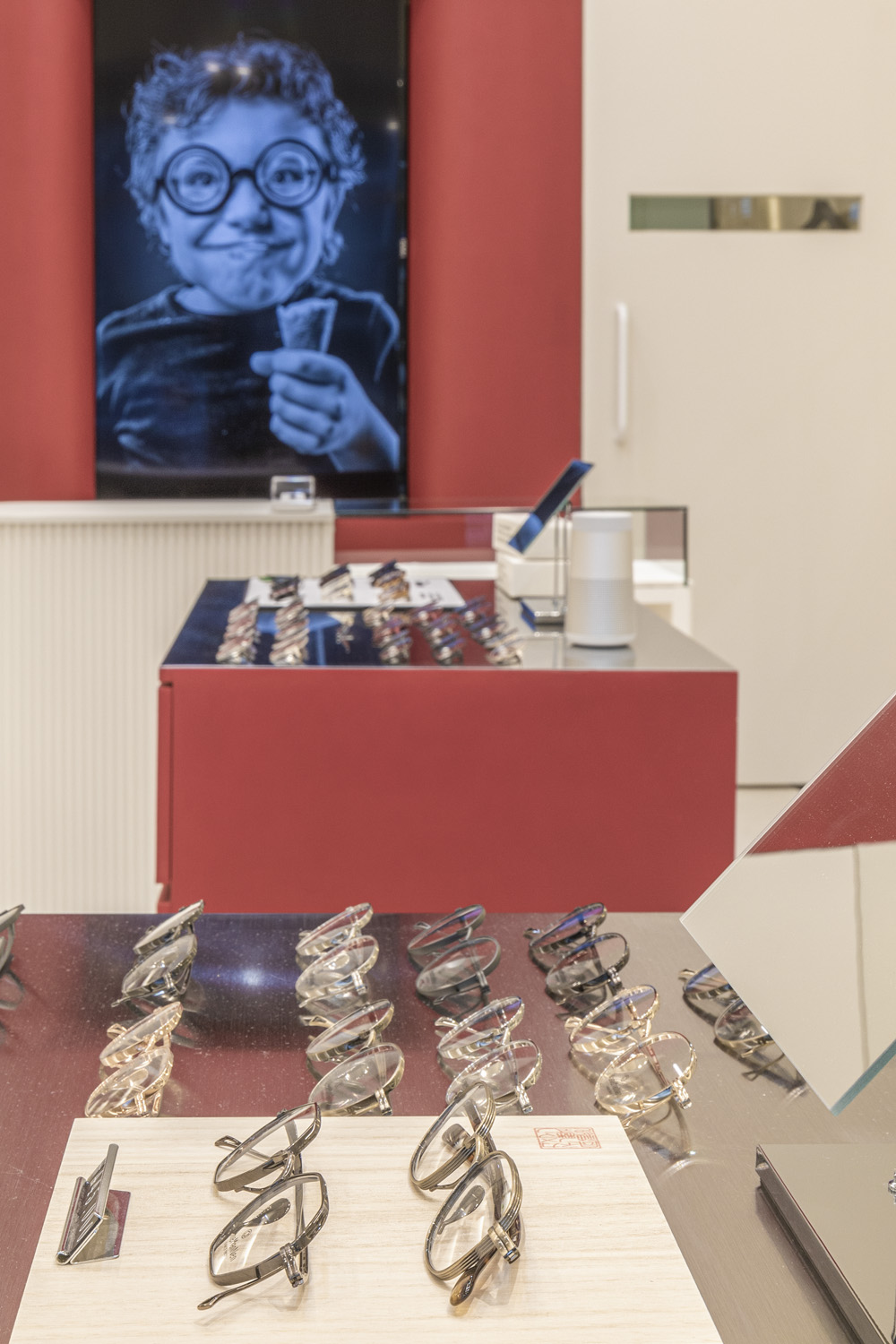 色彩点睛的 12 平米潮流眼镜店设计-13