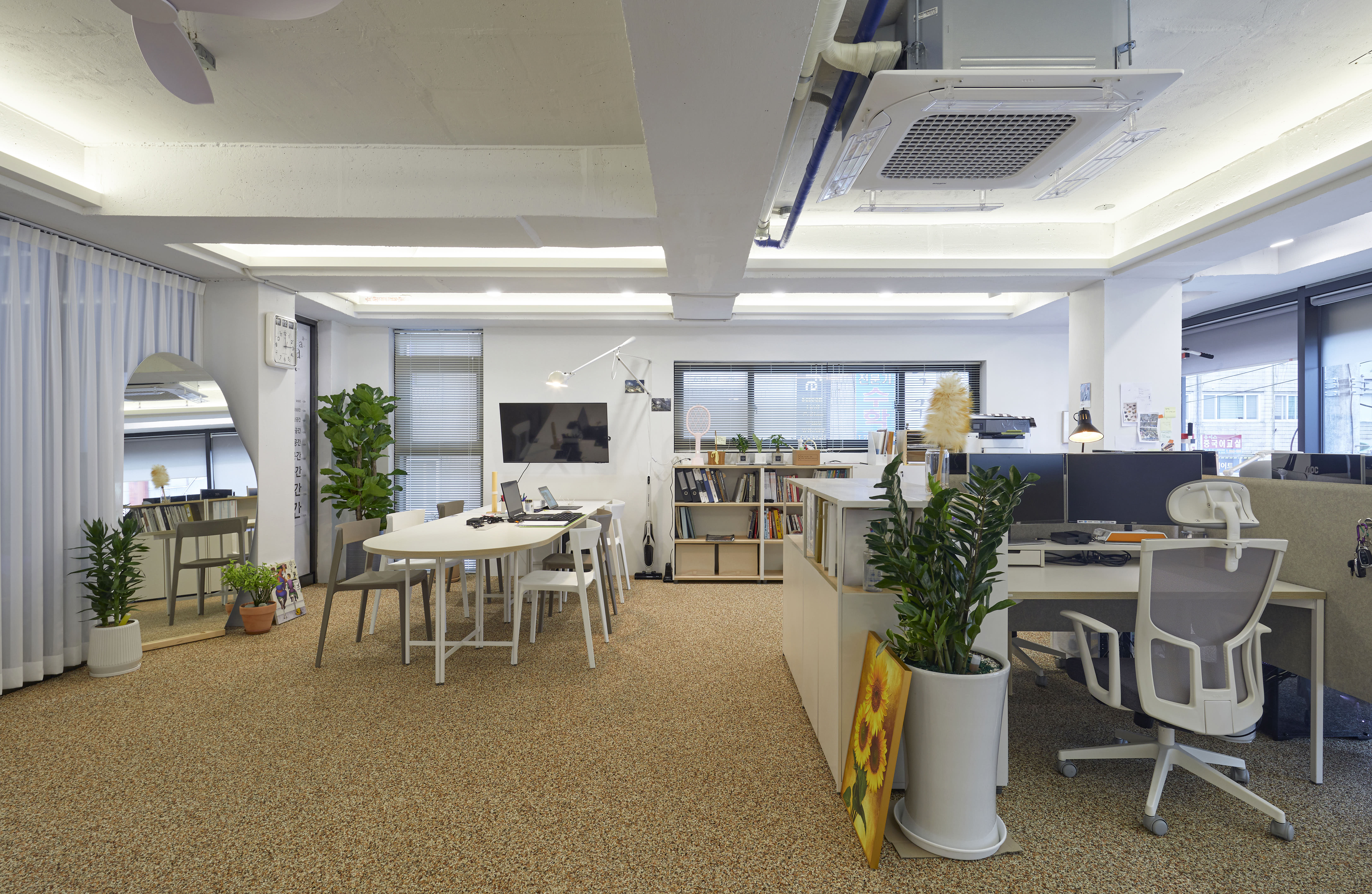 极简 24 平米办公空间设计-3