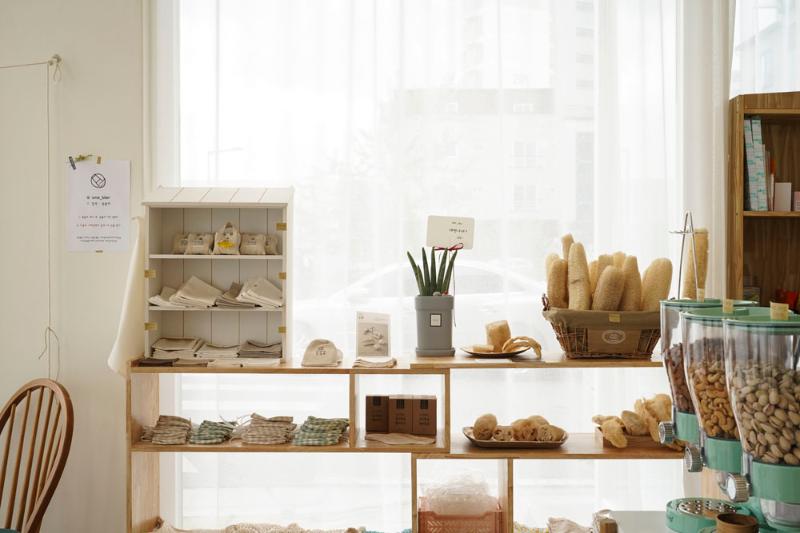 白色与木纹的温馨小物商店-6