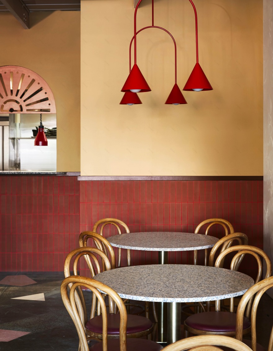 融合曲线与直线元素,打造活力与温馨并存的咖啡店空间-11