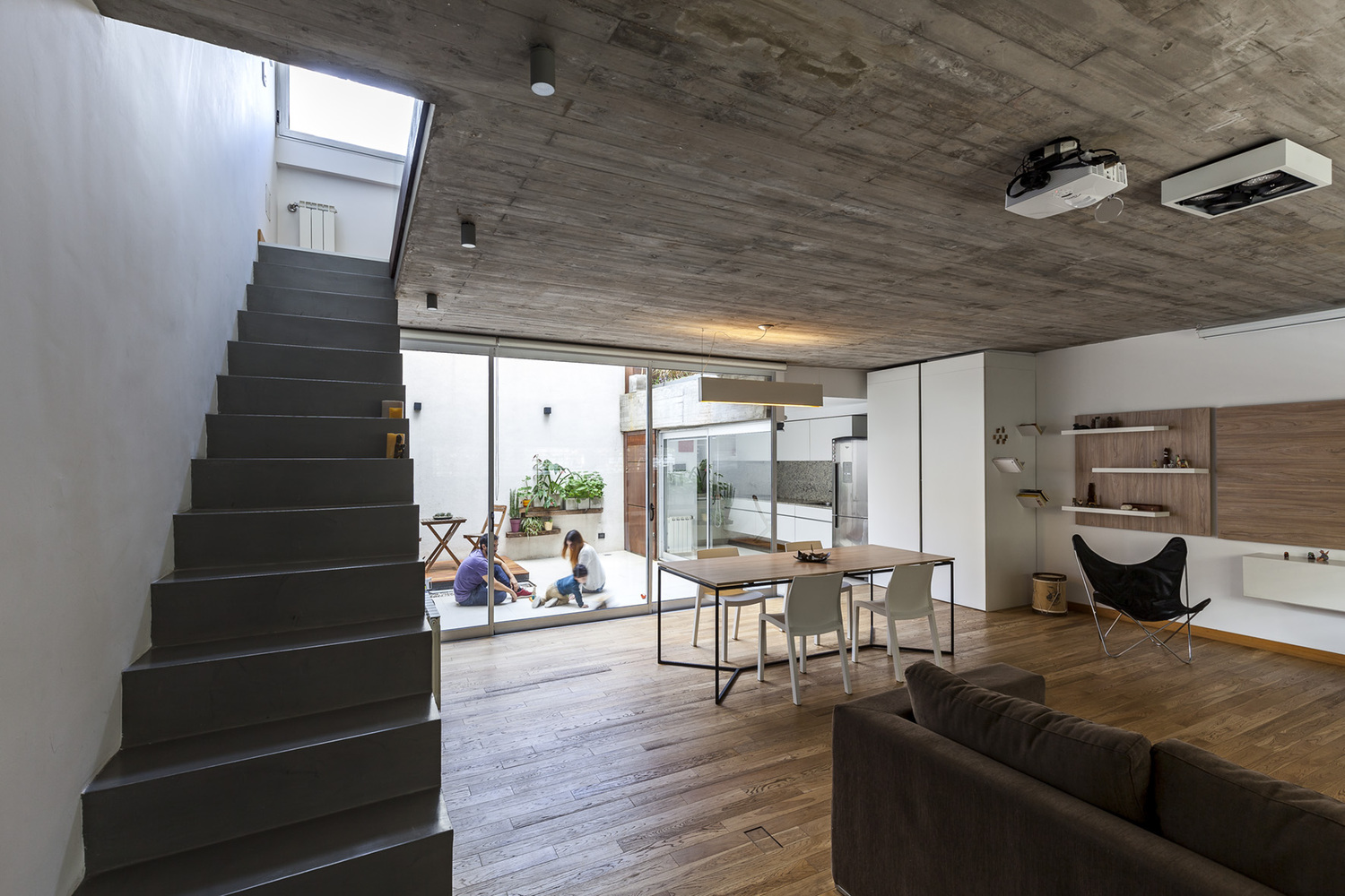 阿根廷“绿意盎然”的三层住宅设计-14