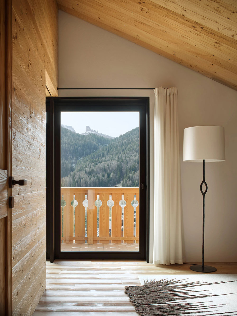 意大利阿尔卑斯山脉公寓的温馨优雅设计-17