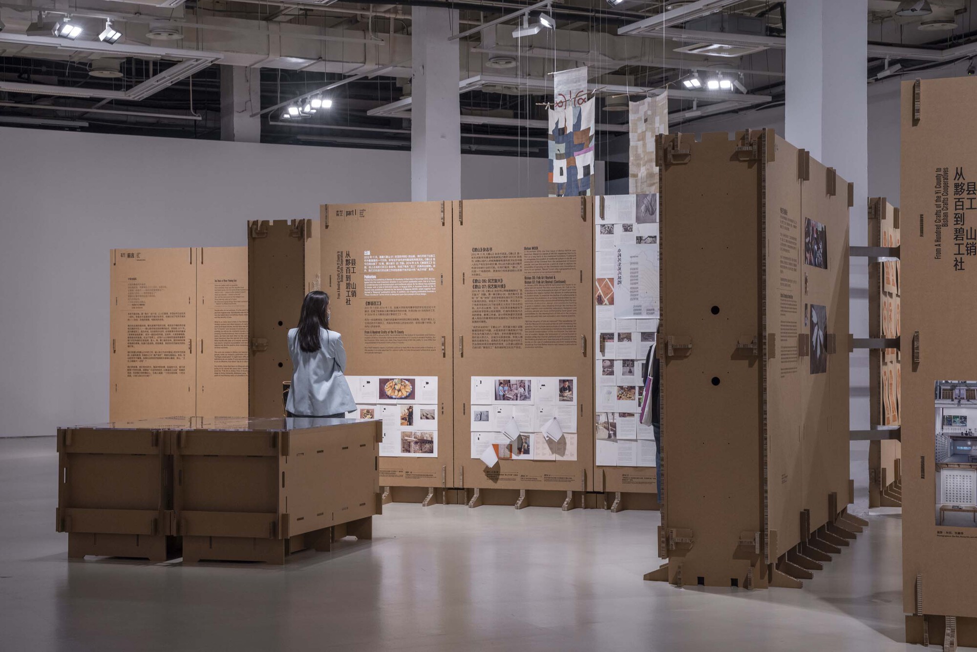 Exhibition Space Formed by Corrugated Cardboards / LUO studio-38