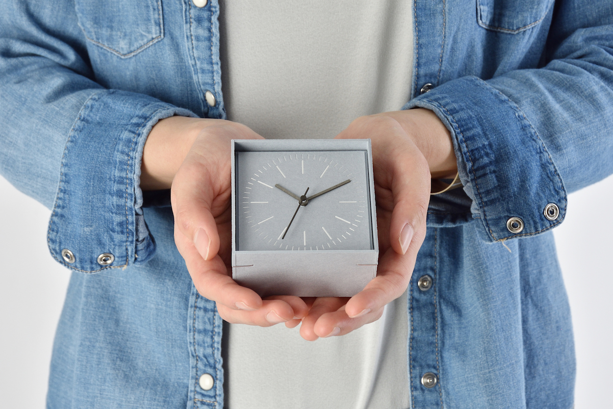 Oguchi 设计的褶皱纸板架和盒钟-8