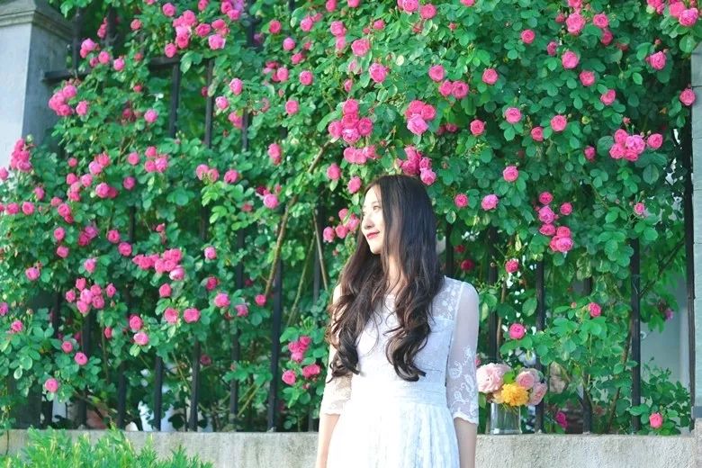 78岁爷爷改造荒废院子，为孙女建起一座花园-2