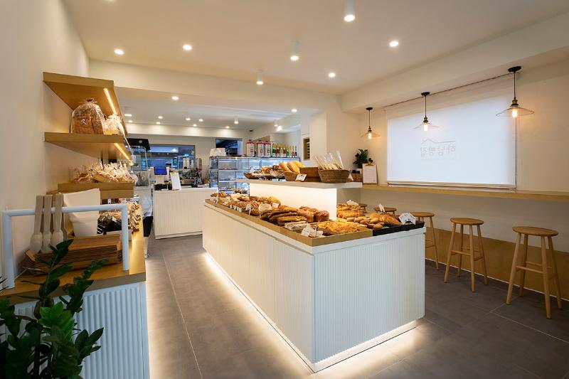 简约白调的面包店设计-5