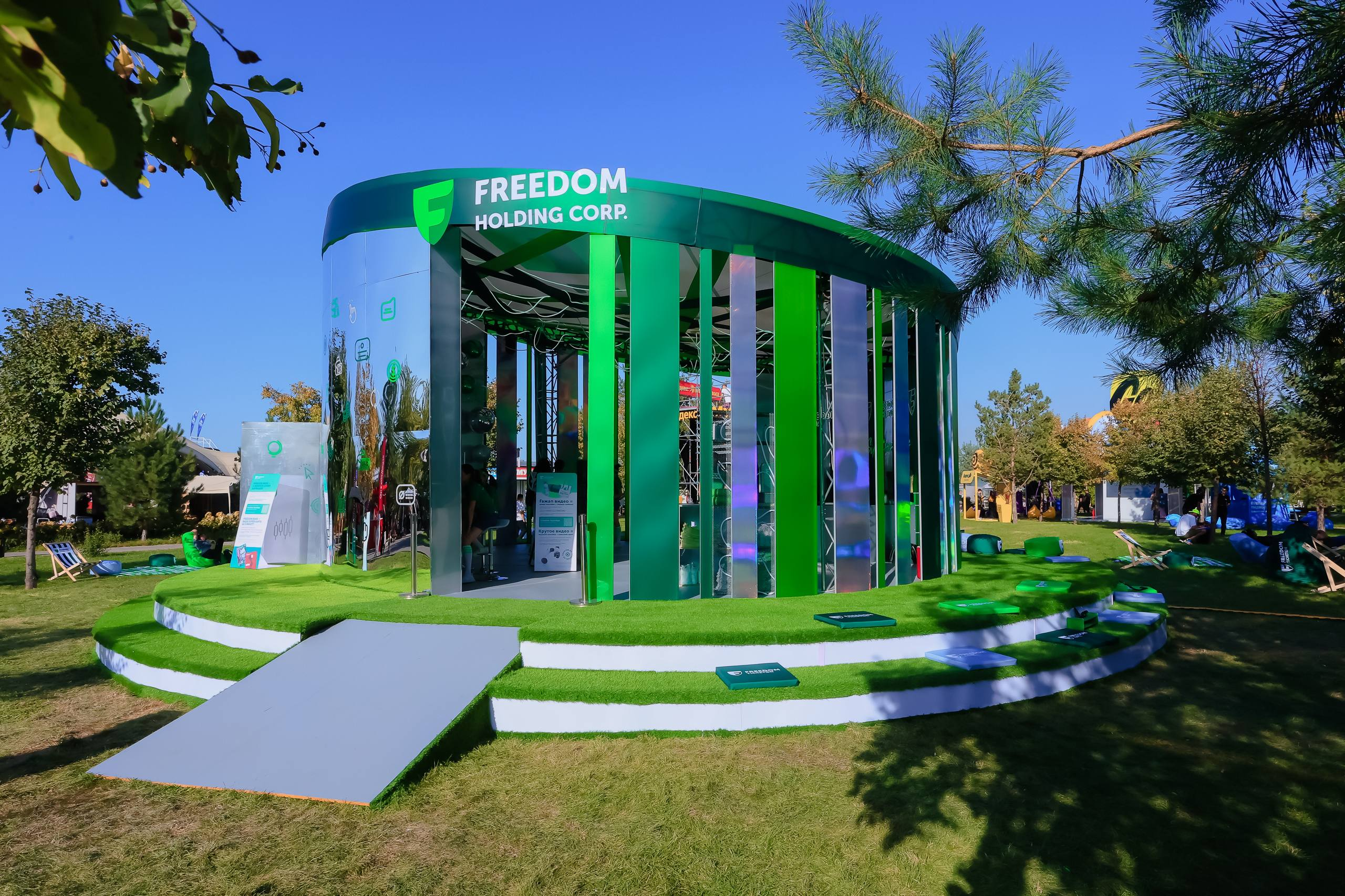 019 镜面绿影！Freedom金融品牌户外沉浸式-5