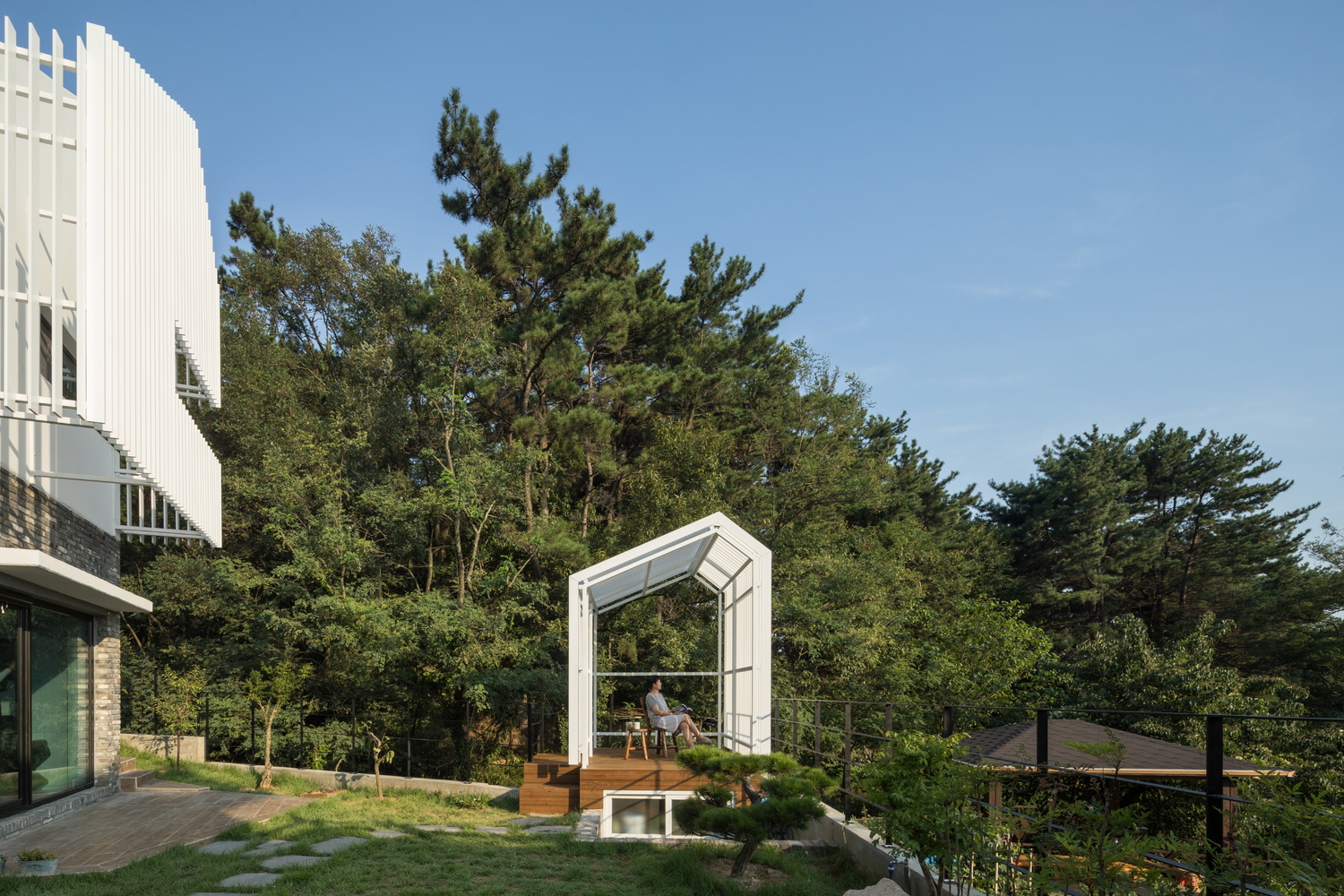 韩国乡村白色百叶窗展馆屋-25