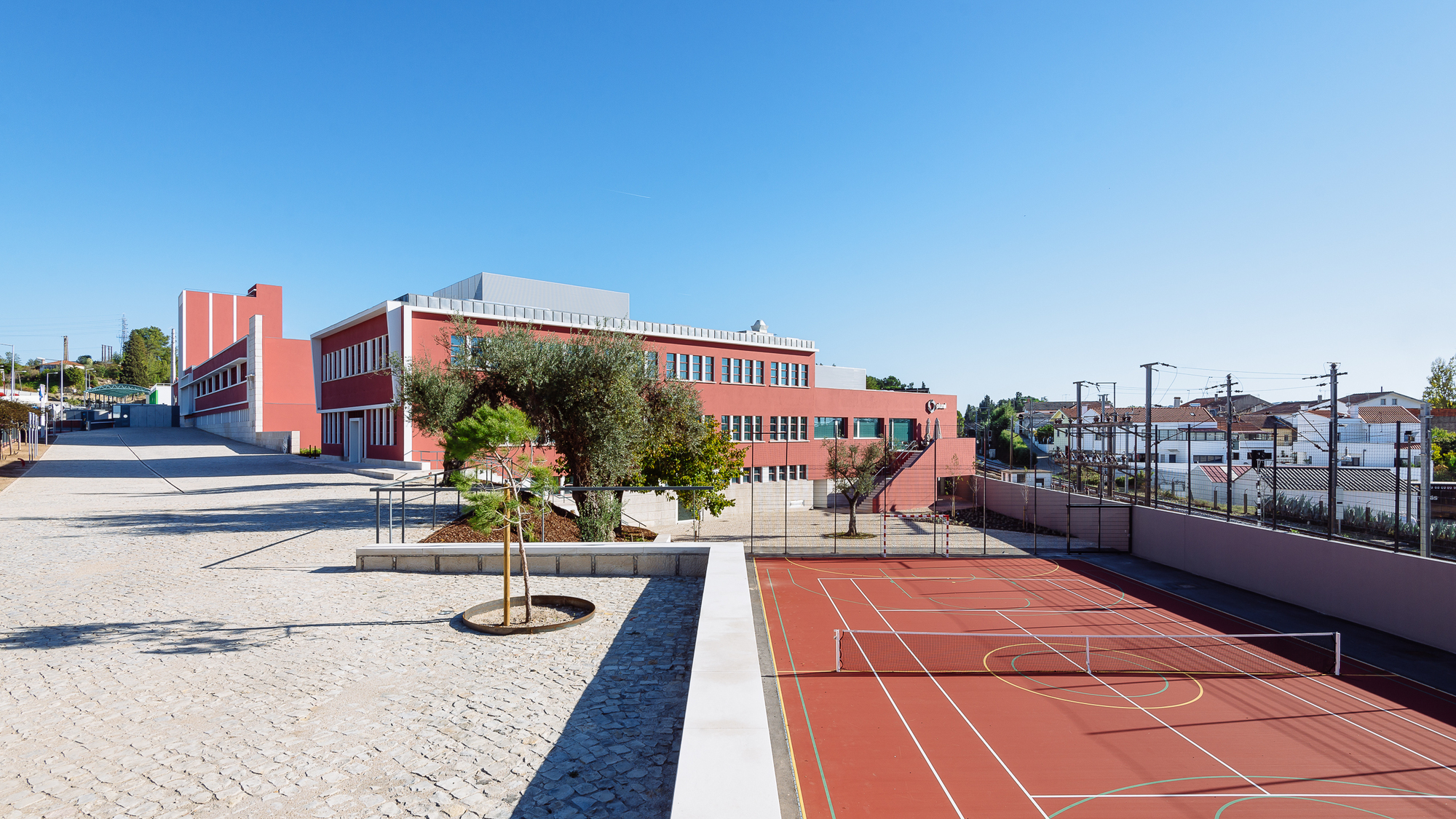 葡萄牙 Plural 药店总部物流中心,古今交融的办公建筑-1