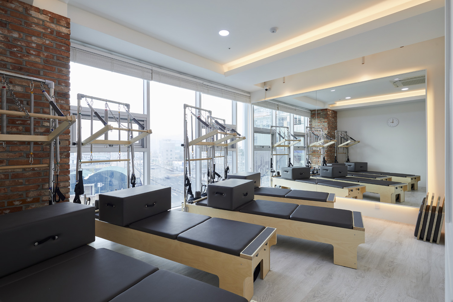 现代简约风格的 20 平米塑料中心室内设计-7