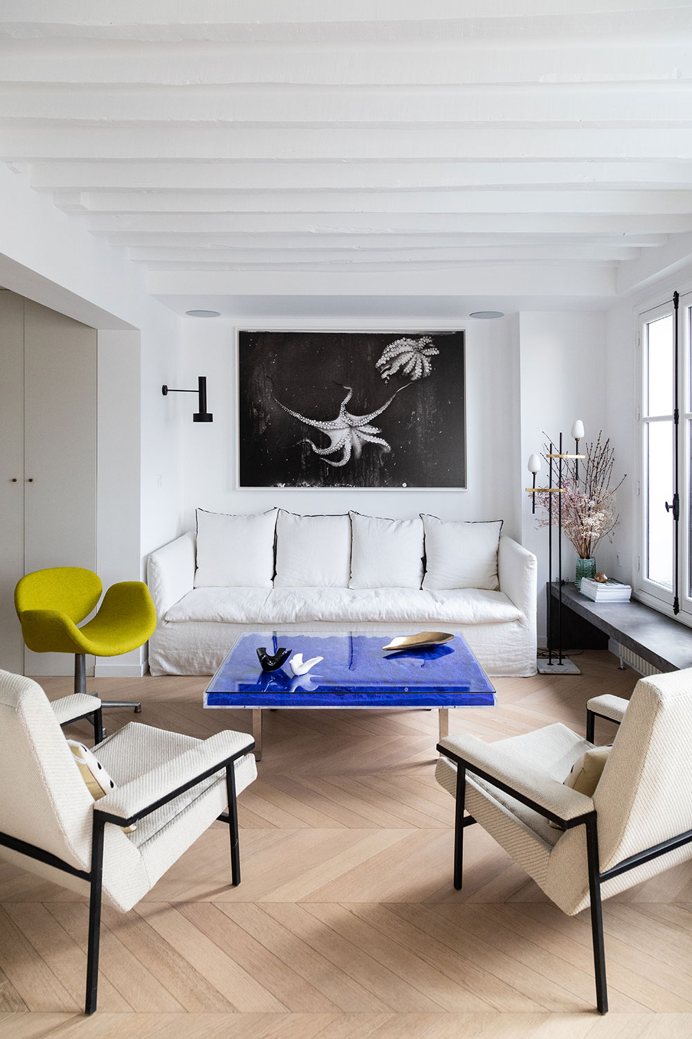 巴黎白色公寓 | 明亮装饰与绿色厨房的巧妙融合-7