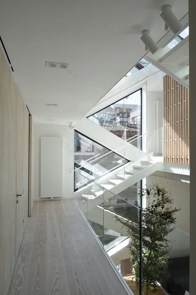 罗马尼亚四口之家垂直住宅,自然材料与光影共舞-80