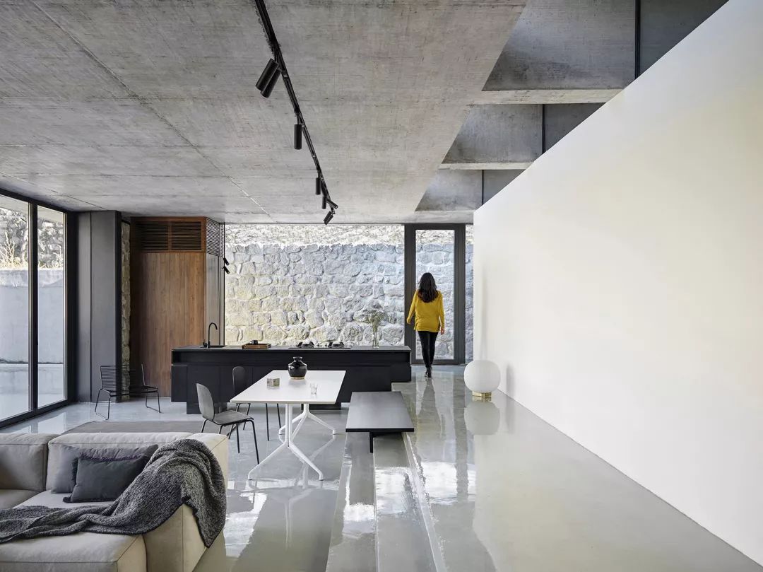 长城脚下旧仓库新生,石墙木屋打造自然宜居空间-15