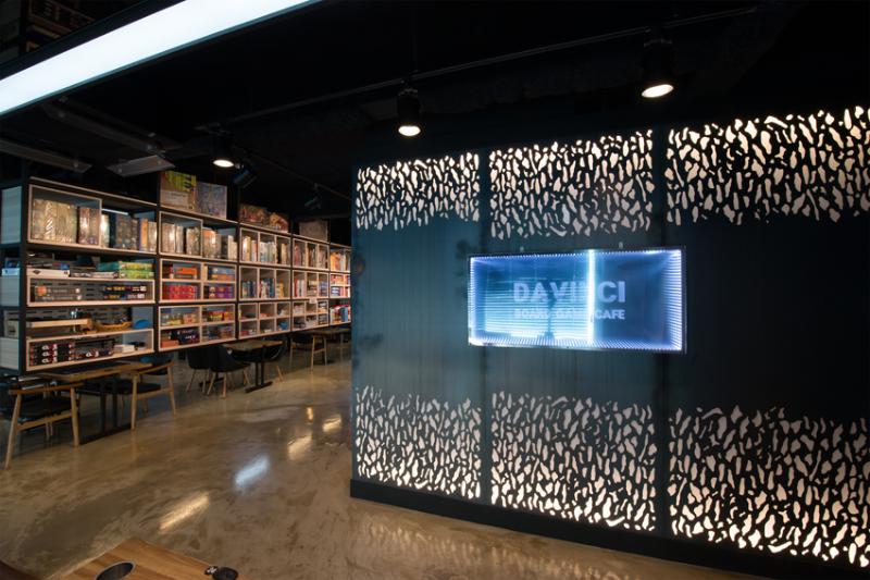 55 平米游戏咖啡厅，明亮灯光下的设计奇迹-16