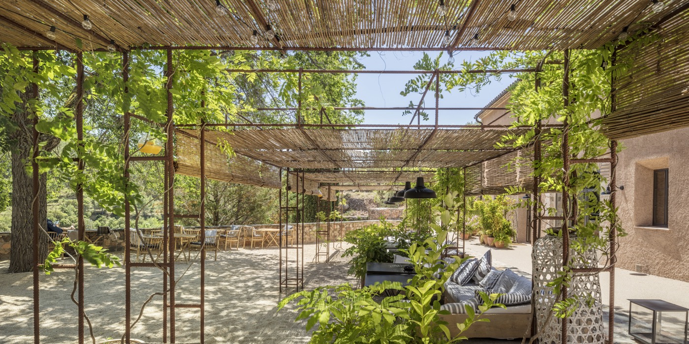 融合传统与自然的西班牙酒庄酒店设计-11