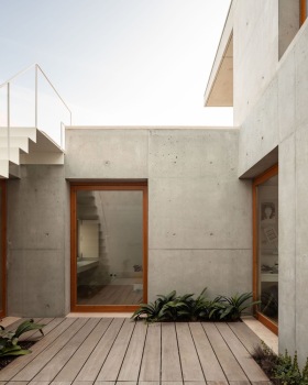 里斯本河畔的混凝土住宅丨葡萄牙里斯本丨Pedro Domingos Arquitectos