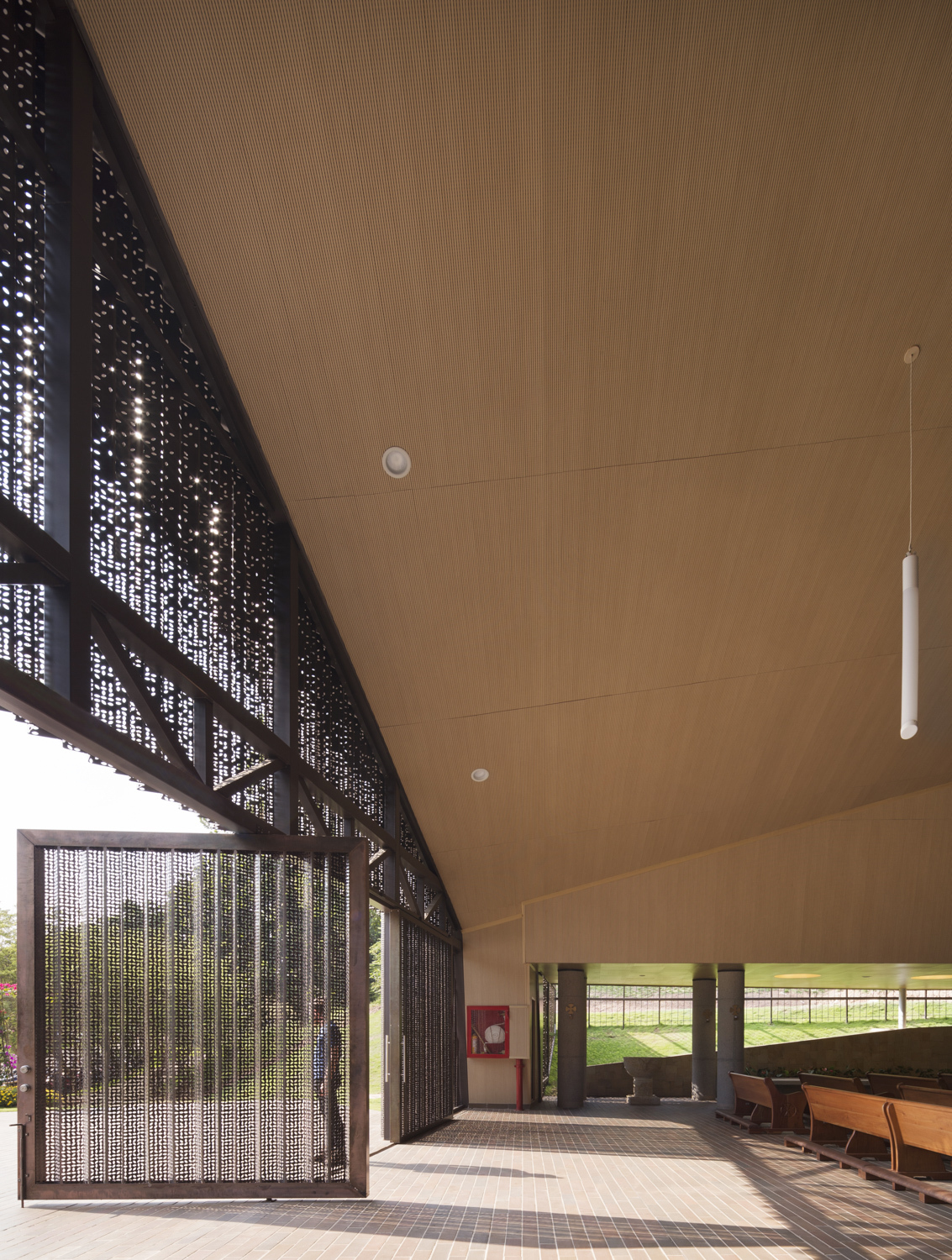 折叠屋顶下的绿意教堂-21