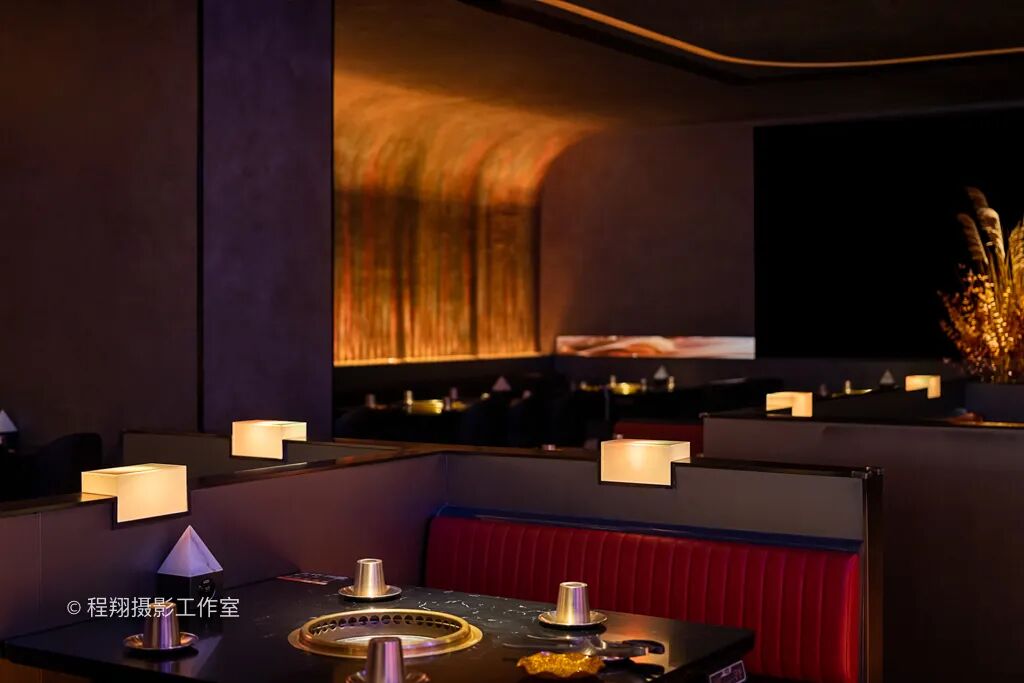 邂逅极光大漠畅享美食美酒｜海底捞旗下餐厅焰请烤肉铺子实景拍摄案例分享-10