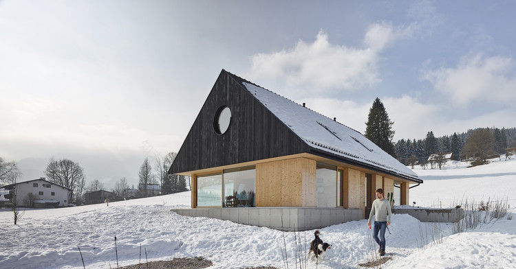 奥地利山墙屋 | 木、混凝土与玻璃的宁静和谐空间-2