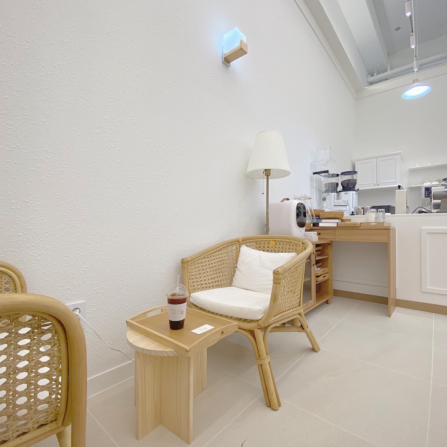 简约清新 11 坪咖啡厅，打造温馨舒适的室内空间-4