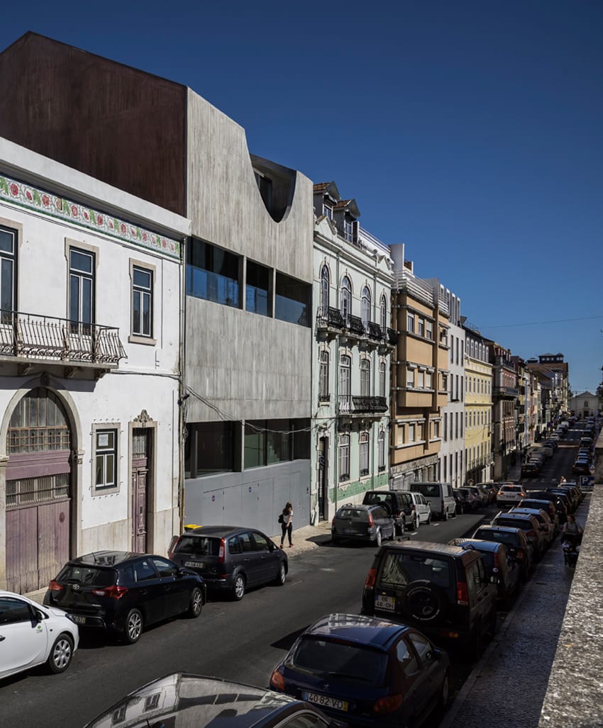 极简主义葡萄牙之家,悬浮泳池成焦点-15