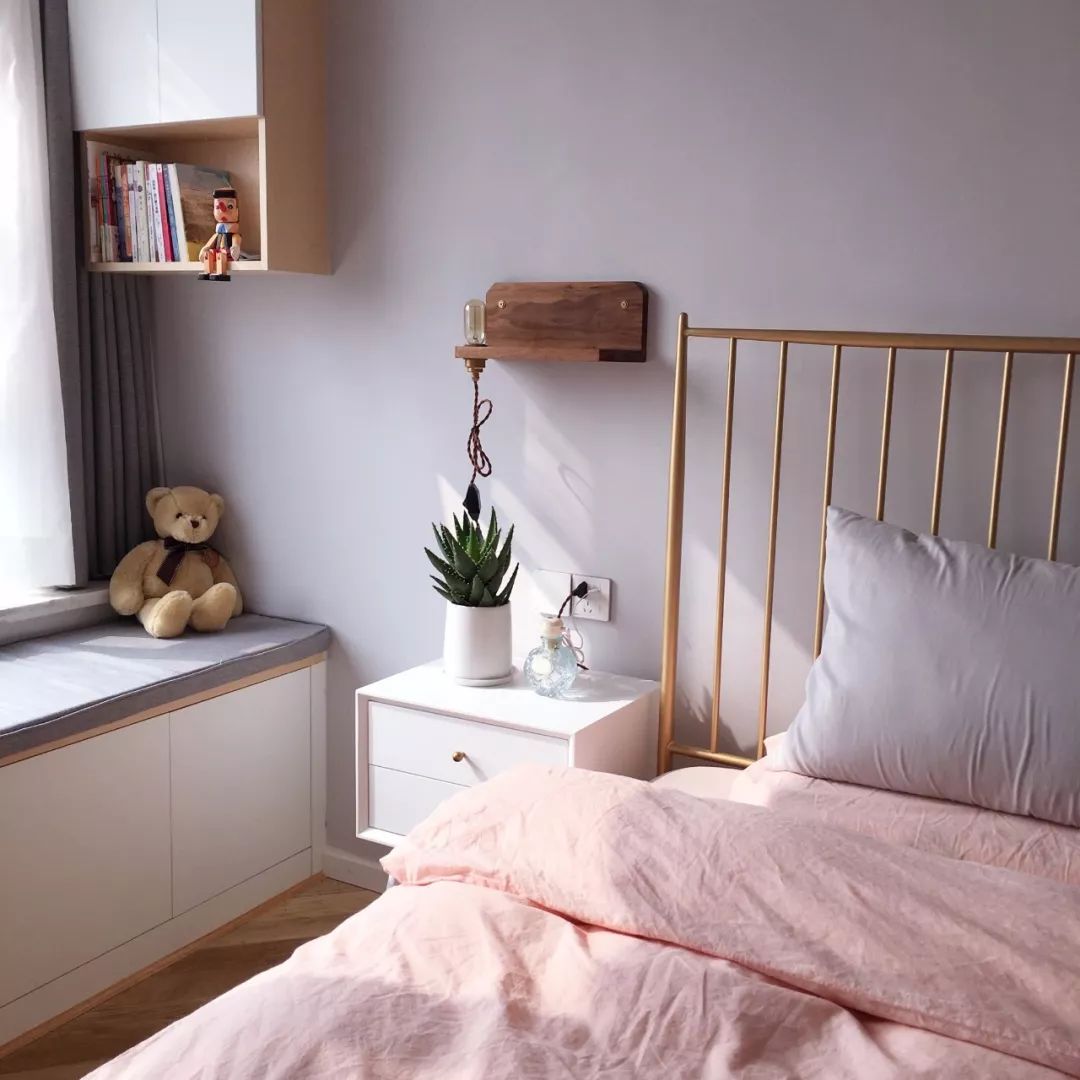 轻奢风卧室设计，黄铜色床铺打造高档氛围-17