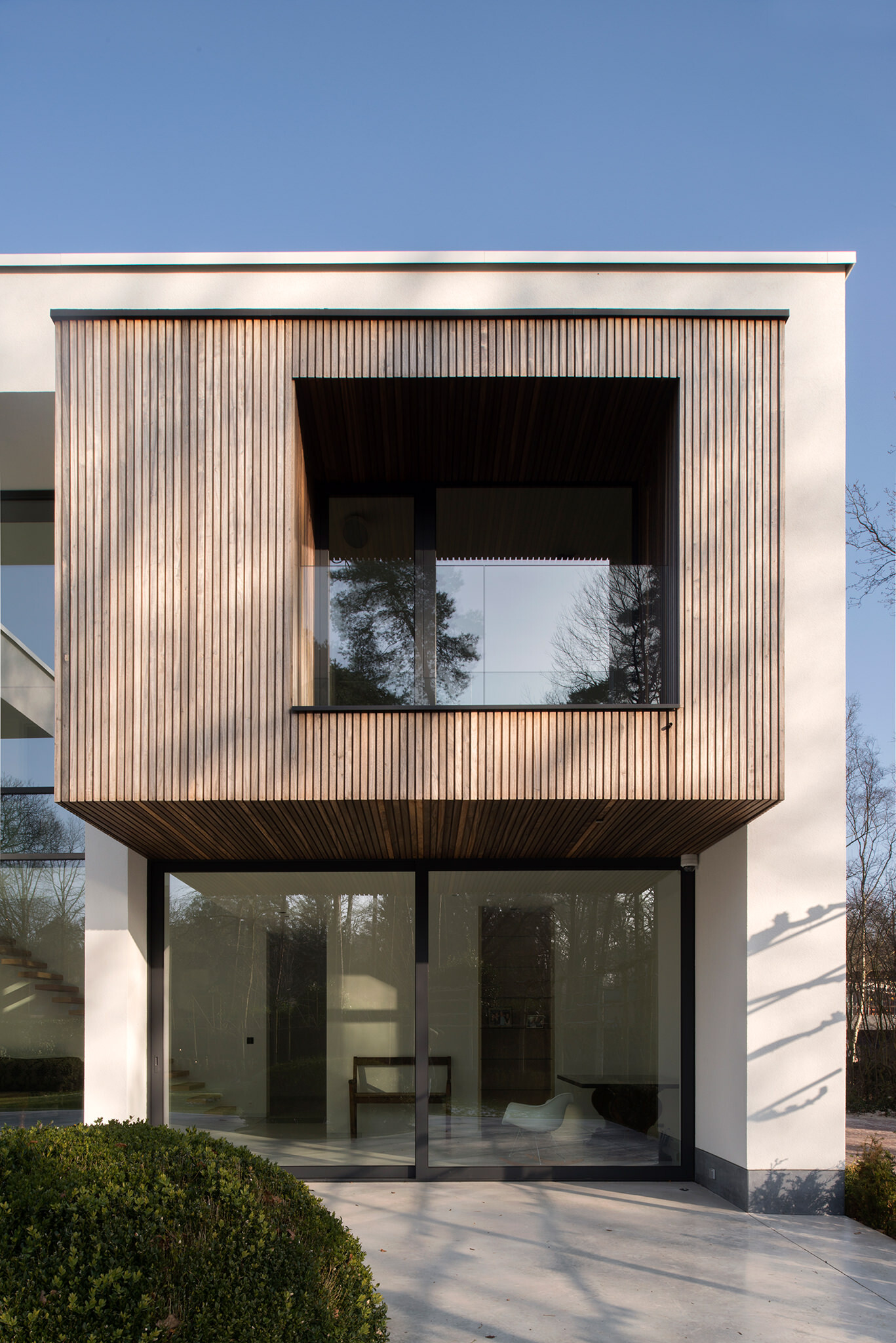 比利时现代住宅中的轻质透明旋转门设计-15