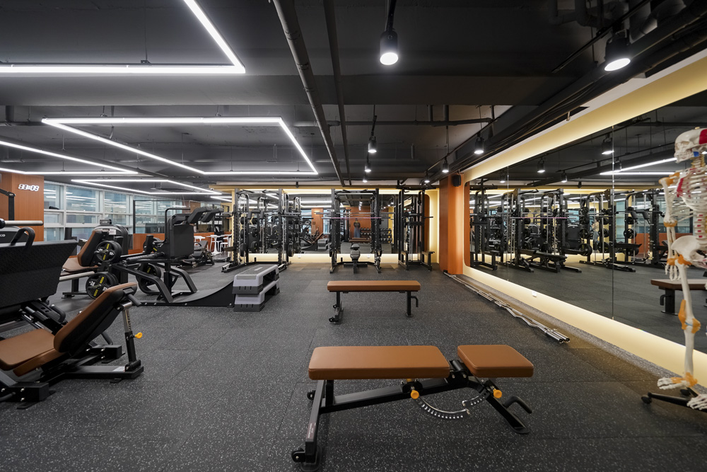 黑色与橙色的碰撞 | 49 平米迷你公寓的惊艳设计-3