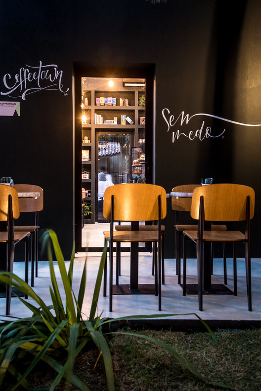 巴西 Coffeetown 咖啡馆 | 绿意盎然的家宅式设计-20