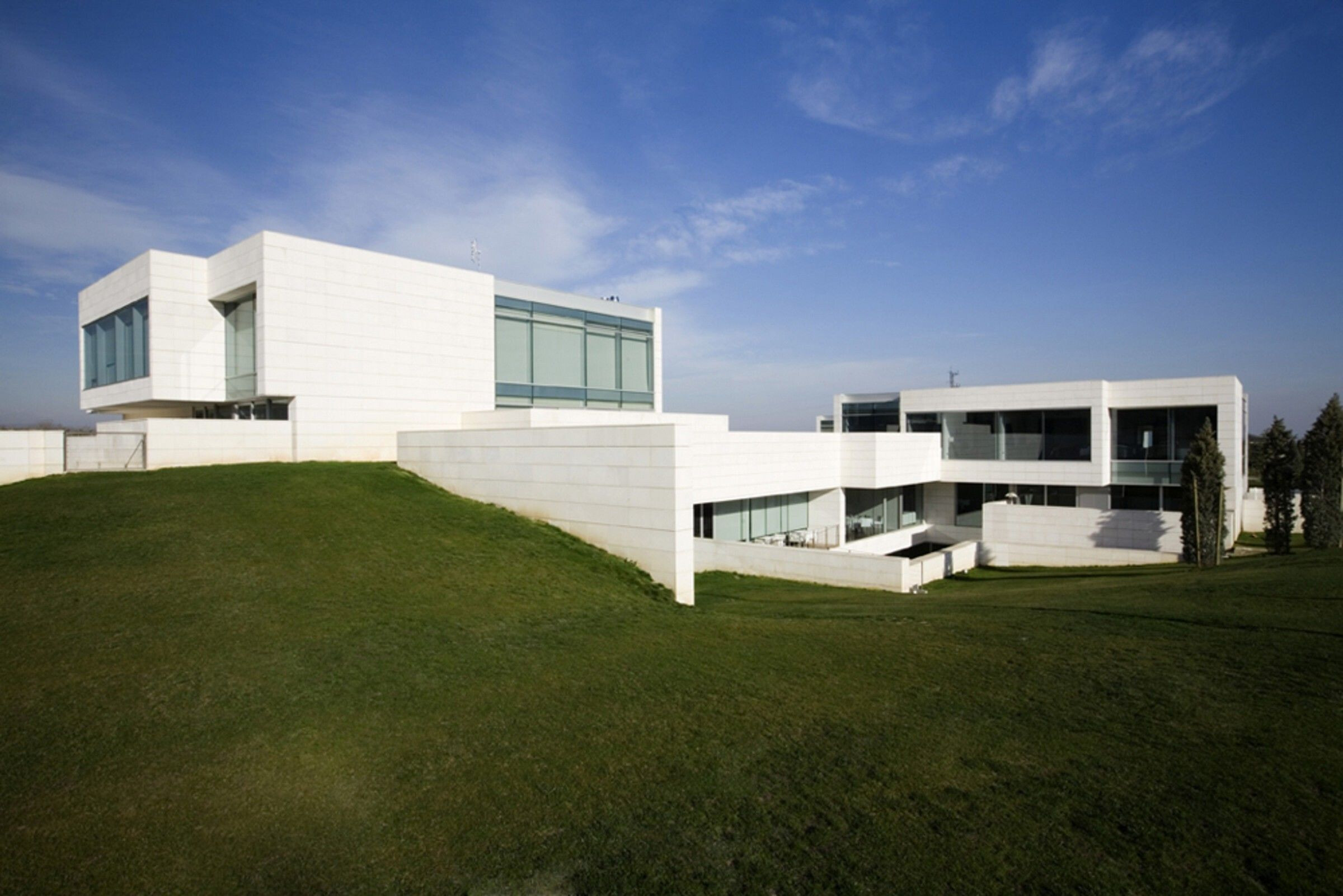 地形融入的绿色多功能酒店设计-13