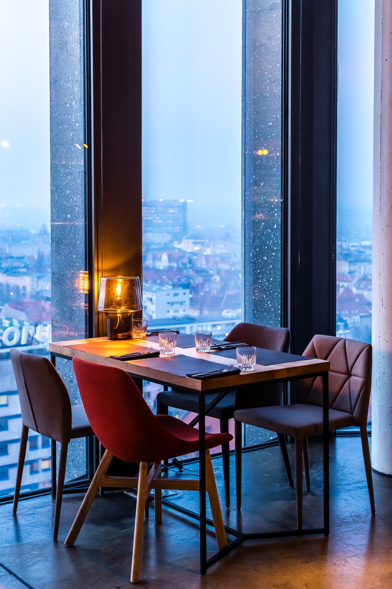 都市之巅 · MUS 餐厅的现代空间设计-11