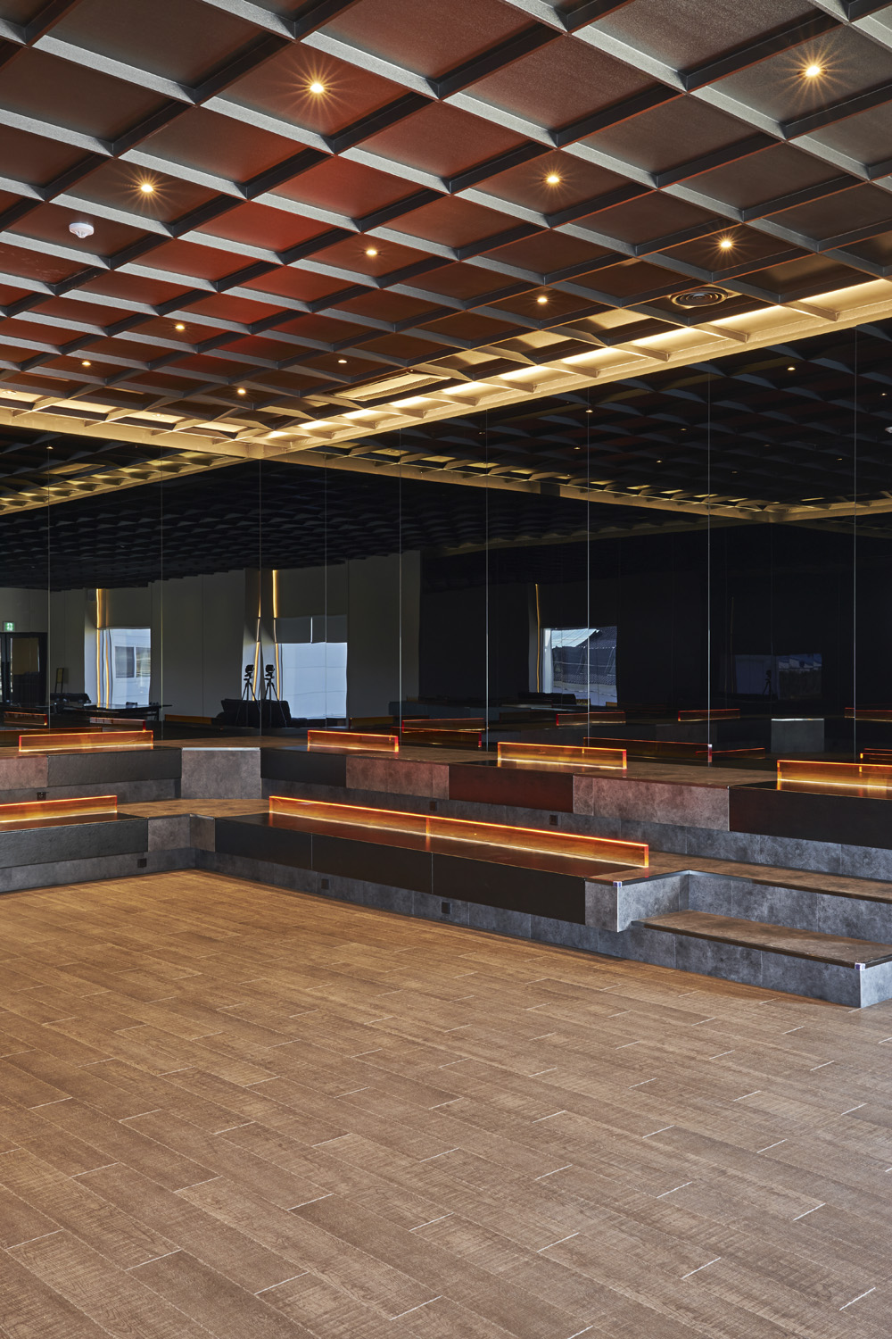 具有现代氛围的两层大型烘焙咖啡馆室内设计专业公司-16