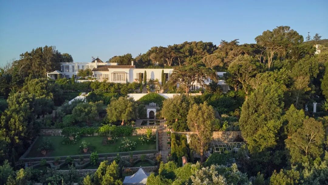 在摩洛哥Tangier悬崖上，这位英国室内设计大师造了一座会呼吸的美学秘境-1