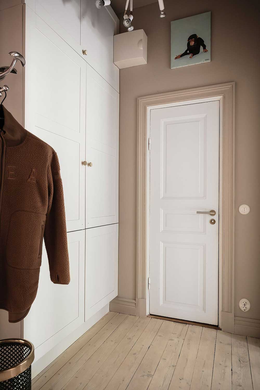 瑞典 48 平米趣味公寓 | 暖色调与幽默壁画完美结合-23