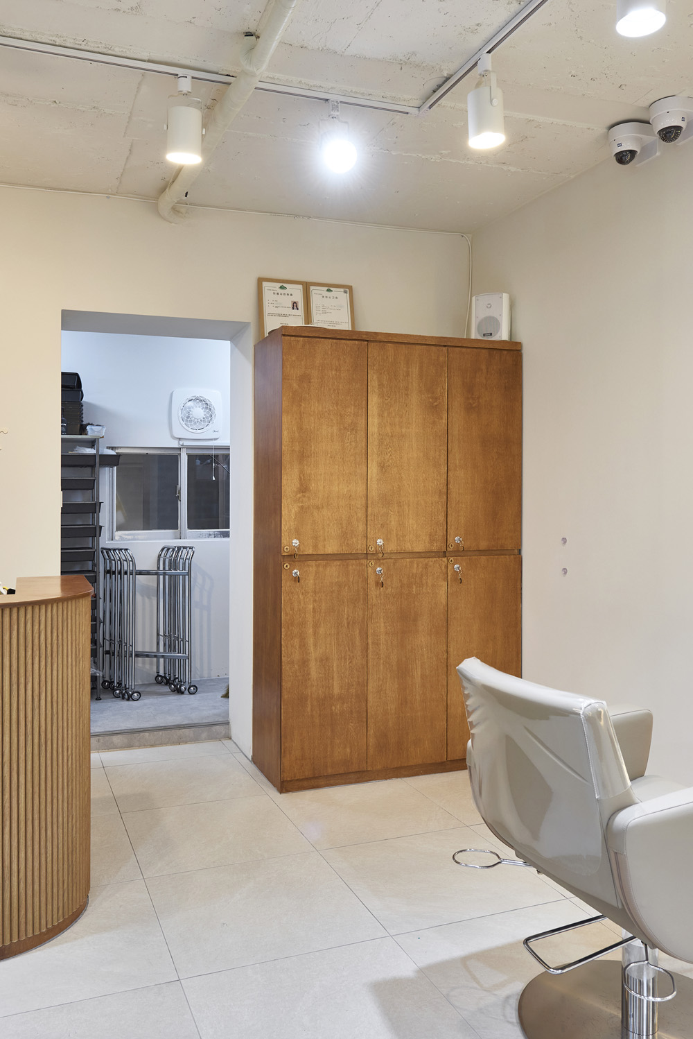 27 平米现代美容院，极简白色与温暖木调的精致空间-13