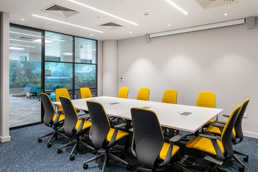 办公室采用了大胆的色彩和动态的家具解决方案 - 米尚丽零售设计网 MISUNLY- 美好品牌店铺空间发现者-5